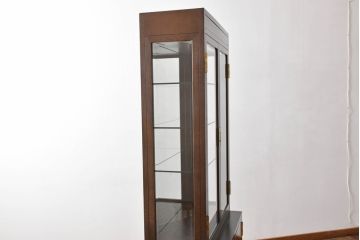 中古　カリモク家具(karimoku)　domani(ドマーニ)　Morganton(モーガントン)　ディスプレイ什器におすすめ!ヒッコリーブラウンのガラスキャビネット(キュリオケース、ガラスケース、ショーケース、ディスプレイケース、コレクションケース、飾り棚、陳列棚、収納棚、店舗什器)(定価約70万円)(R-082471)