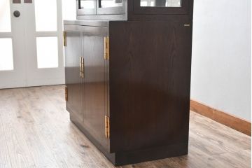 中古　カリモク家具(karimoku)　domani(ドマーニ)　Morganton(モーガントン)　ディスプレイ什器におすすめ!ヒッコリーブラウンのガラスキャビネット(キュリオケース、ガラスケース、ショーケース、ディスプレイケース、コレクションケース、飾り棚、陳列棚、収納棚、店舗什器)(定価約70万円)(R-082471)