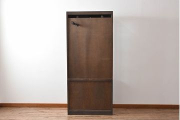 中古　カリモク家具(karimoku)　domani(ドマーニ)　Morganton(モーガントン)　ディスプレイ什器におすすめ!ヒッコリーブラウンのガラスキャビネット(キュリオケース、ガラスケース、ショーケース、ディスプレイケース、コレクションケース、飾り棚、陳列棚、収納棚、店舗什器)(定価約70万円)(R-082471)