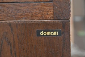 中古　カリモク家具(karimoku)　domani(ドマーニ)　Morganton(モーガントン)　ディスプレイ什器におすすめ!ヒッコリーブラウンのガラスキャビネット(キュリオケース、ガラスケース、ショーケース、ディスプレイケース、コレクションケース、飾り棚、陳列棚、収納棚、店舗什器)(定価約70万円)(R-082471)