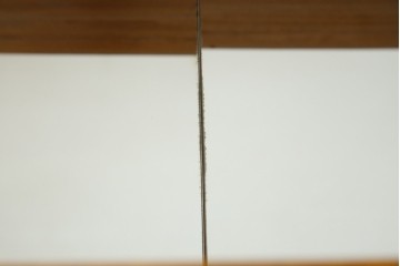 アジアンヴィンテージ　超美品!!　使用感ほぼなし　李朝デザイン　総無垢材　ワインラック付き　洗練されたデザインが美しい二段重ねキャビネット　(R-082472)