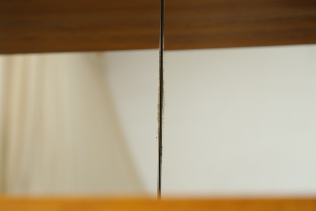 アジアンヴィンテージ　超美品!!　使用感ほぼなし　李朝デザイン　総無垢材　ワインラック付き　洗練されたデザインが美しい二段重ねキャビネット　(R-082472)