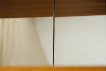 アジアンヴィンテージ　超美品!!　使用感ほぼなし　李朝デザイン　総無垢材　ワインラック付き　洗練されたデザインが美しい二段重ねキャビネット　(R-082472)