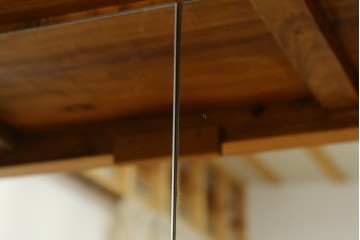 アジアンヴィンテージ　超美品!!　使用感ほぼなし　李朝デザイン　総無垢材　ワインラック付き　洗練されたデザインが美しい二段重ねキャビネット　(R-082472)