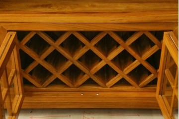 アジアンヴィンテージ　超美品!!　使用感ほぼなし　李朝デザイン　総無垢材　ワインラック付き　洗練されたデザインが美しい二段重ねキャビネット　(R-082472)
