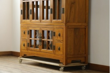 アジアンヴィンテージ　超美品!!　使用感ほぼなし　李朝デザイン　総無垢材　ワインラック付き　洗練されたデザインが美しい二段重ねキャビネット　(R-082472)