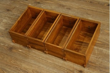 アジアンヴィンテージ　超美品!!　使用感ほぼなし　李朝デザイン　総無垢材　ワインラック付き　洗練されたデザインが美しい二段重ねキャビネット　(R-082472)