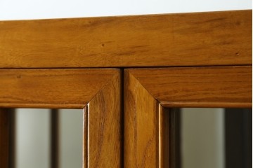 アジアンヴィンテージ　超美品!!　使用感ほぼなし　李朝デザイン　総無垢材　ワインラック付き　洗練されたデザインが美しい二段重ねキャビネット　(R-082472)