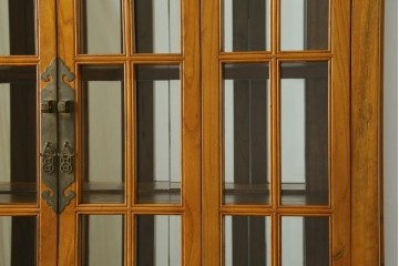 アジアンヴィンテージ　超美品!!　使用感ほぼなし　李朝デザイン　総無垢材　ワインラック付き　洗練されたデザインが美しい二段重ねキャビネット　(R-082472)