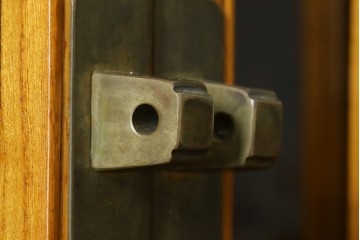 アジアンヴィンテージ　超美品!!　使用感ほぼなし　李朝デザイン　総無垢材　ワインラック付き　洗練されたデザインが美しい二段重ねキャビネット　(R-082472)