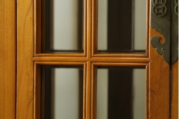 アジアンヴィンテージ　超美品!!　使用感ほぼなし　李朝デザイン　総無垢材　ワインラック付き　洗練されたデザインが美しい二段重ねキャビネット　(R-082472)