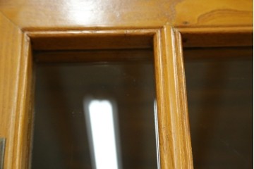 アジアンヴィンテージ　超美品!!　使用感ほぼなし　李朝デザイン　総無垢材　ワインラック付き　洗練されたデザインが美しい二段重ねキャビネット　(R-082472)