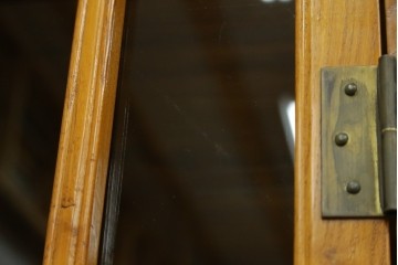 アジアンヴィンテージ　超美品!!　使用感ほぼなし　李朝デザイン　総無垢材　ワインラック付き　洗練されたデザインが美しい二段重ねキャビネット　(R-082472)