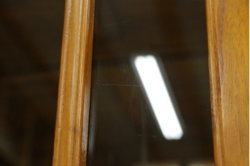 アジアンヴィンテージ　超美品!!　使用感ほぼなし　李朝デザイン　総無垢材　ワインラック付き　洗練されたデザインが美しい二段重ねキャビネット　(R-082472)