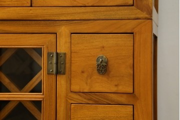 アジアンヴィンテージ　超美品!!　使用感ほぼなし　李朝デザイン　総無垢材　ワインラック付き　洗練されたデザインが美しい二段重ねキャビネット　(R-082472)