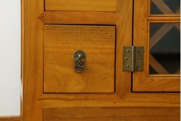 アジアンヴィンテージ　超美品!!　使用感ほぼなし　李朝デザイン　総無垢材　ワインラック付き　洗練されたデザインが美しい二段重ねキャビネット　(R-082472)
