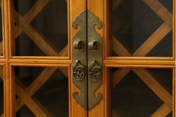 アジアンヴィンテージ　超美品!!　使用感ほぼなし　李朝デザイン　総無垢材　ワインラック付き　洗練されたデザインが美しい二段重ねキャビネット　(R-082472)