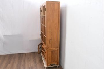 アジアンビンテージ　超美品!!　使用感ほぼなし　李朝デザイン　総無垢材　ワインラック付き　洗練されたデザインが美しい二段重ねキャビネット(カップボード、食器棚、飾り棚、陳列棚、収納棚、戸棚、店舗什器、ヴィンテージ)(R-082472)