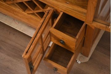 アジアンビンテージ　超美品!!　使用感ほぼなし　李朝デザイン　総無垢材　ワインラック付き　洗練されたデザインが美しい二段重ねキャビネット(カップボード、食器棚、飾り棚、陳列棚、収納棚、戸棚、店舗什器、ヴィンテージ)(R-082472)