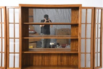 アジアンビンテージ　超美品!!　使用感ほぼなし　李朝デザイン　総無垢材　ワインラック付き　洗練されたデザインが美しい二段重ねキャビネット(カップボード、食器棚、飾り棚、陳列棚、収納棚、戸棚、店舗什器、ヴィンテージ)(R-082472)