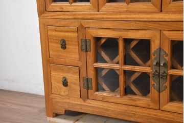 アジアンビンテージ　超美品!!　使用感ほぼなし　李朝デザイン　総無垢材　ワインラック付き　洗練されたデザインが美しい二段重ねキャビネット(カップボード、食器棚、飾り棚、陳列棚、収納棚、戸棚、店舗什器、ヴィンテージ)(R-082472)