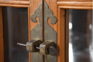 アジアンビンテージ　超美品!!　使用感ほぼなし　李朝デザイン　総無垢材　ワインラック付き　洗練されたデザインが美しい二段重ねキャビネット(カップボード、食器棚、飾り棚、陳列棚、収納棚、戸棚、店舗什器、ヴィンテージ)(R-082472)