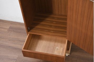 和製ビンテージ　北欧デザイン　チーク材　縦型/薄型　シンプルなデザインがお部屋に馴染みやすいワードローブ(衣装箪笥、洋服タンス、収納棚、ロッカー、ヴィンテージ)(R-082473)