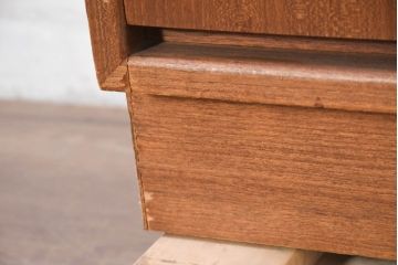 和製ビンテージ　北欧デザイン　チーク材　縦型/薄型　シンプルなデザインがお部屋に馴染みやすいワードローブ(衣装箪笥、洋服タンス、収納棚、ロッカー、ヴィンテージ)(R-082473)