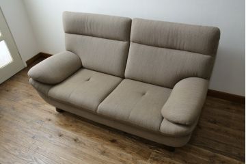 中古　カリモク家具(karimoku)　UT83モデル　落ち着いた空間づくりにおすすめの2Pソファ(2人掛けソファ、二人掛けソファ)(定価約26万円)(R-082477)