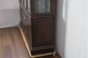 中古　美品　DREXEL HERITAGE(ドレクセルヘリテイジ)　シノワズリ様式　上品な佇まいが美しいチャイナキャビネット(食器棚、キュリオケース、ガラスケース、ショーケース、戸棚、飾り棚)(定価約340万円)(R-082480)
