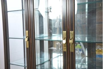 中古　美品　DREXEL HERITAGE(ドレクセルヘリテイジ)　シノワズリ様式　上品な佇まいが美しいチャイナキャビネット(食器棚、キュリオケース、ガラスケース、ショーケース、戸棚、飾り棚)(定価約340万円)(R-082480)