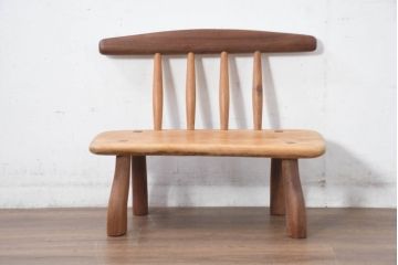 中古　希少!!　沖縄　流線木工　工房 島変木(とうへんぼく)　屋宜政廣(やぎまさひろ)作　赤木材使用　温かみ感じる丸みを帯びた小供用ベンチ(子供用ベンチ、板座チェア、イス、椅子)(定価約7万円)(R-082485)
