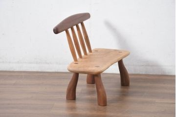 中古　希少!!　沖縄　流線木工　工房 島変木(とうへんぼく)　屋宜政廣(やぎまさひろ)作　赤木材使用　温かみ感じる丸みを帯びた小供用ベンチ(子供用ベンチ、板座チェア、イス、椅子)(定価約7万円)(R-082485)