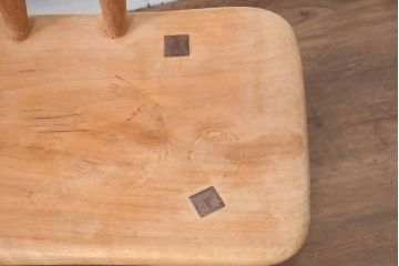 中古　希少!!　沖縄　流線木工　工房 島変木(とうへんぼく)　屋宜政廣(やぎまさひろ)作　赤木材使用　温かみ感じる丸みを帯びた小供用ベンチ(子供用ベンチ、板座チェア、イス、椅子)(定価約7万円)(R-082485)