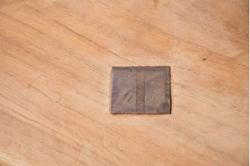 中古　希少!!　沖縄　流線木工　工房 島変木(とうへんぼく)　屋宜政廣(やぎまさひろ)作　赤木材使用　温かみ感じる丸みを帯びた小供用ベンチ(子供用ベンチ、板座チェア、イス、椅子)(定価約7万円)(R-082485)