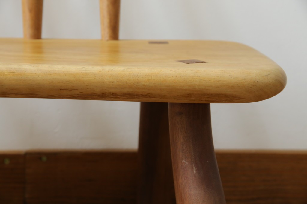 中古　希少!!　沖縄　流線木工　工房 島変木(とうへんぼく)　屋宜政廣(やぎまさひろ)作　赤木材使用　温かみ感じる丸みを帯びた小供用ベンチ　定価約7万円　(R-082485)