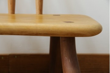 中古　希少!!　沖縄　流線木工　工房 島変木(とうへんぼく)　屋宜政廣(やぎまさひろ)作　赤木材使用　温かみ感じる丸みを帯びた小供用ベンチ　定価約7万円　(R-082485)