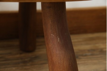 中古　希少!!　沖縄　流線木工　工房 島変木(とうへんぼく)　屋宜政廣(やぎまさひろ)作　赤木材使用　温かみ感じる丸みを帯びた小供用ベンチ　定価約7万円　(R-082485)