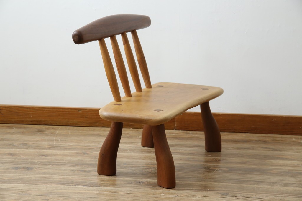 中古　希少!!　沖縄　流線木工　工房 島変木(とうへんぼく)　屋宜政廣(やぎまさひろ)作　赤木材使用　温かみ感じる丸みを帯びた小供用ベンチ　定価約7万円　(R-082485)