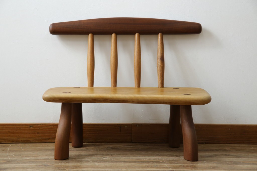 中古　希少!!　沖縄　流線木工　工房 島変木(とうへんぼく)　屋宜政廣(やぎまさひろ)作　赤木材使用　温かみ感じる丸みを帯びた小供用ベンチ　定価約7万円　(R-082485)