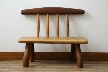 中古　希少!!　沖縄　流線木工　工房 島変木(とうへんぼく)　屋宜政廣(やぎまさひろ)作　赤木材使用　温かみ感じる丸みを帯びた小供用ベンチ　定価約7万円　(R-082485)