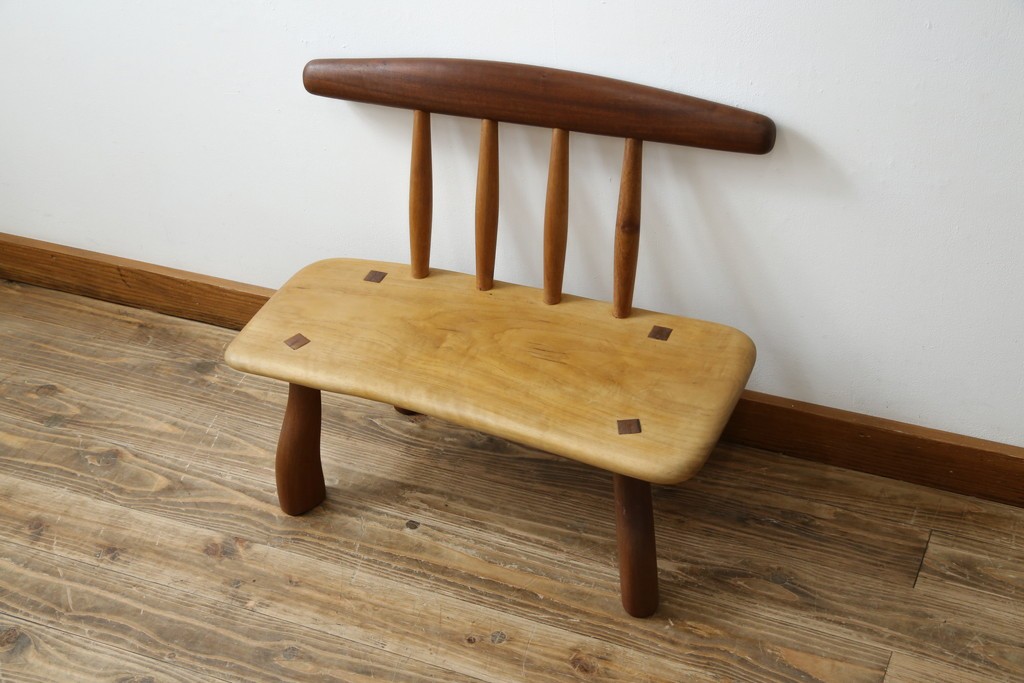 中古　希少!!　沖縄　流線木工　工房 島変木(とうへんぼく)　屋宜政廣(やぎまさひろ)作　赤木材使用　温かみ感じる丸みを帯びた小供用ベンチ　定価約7万円　(R-082485)