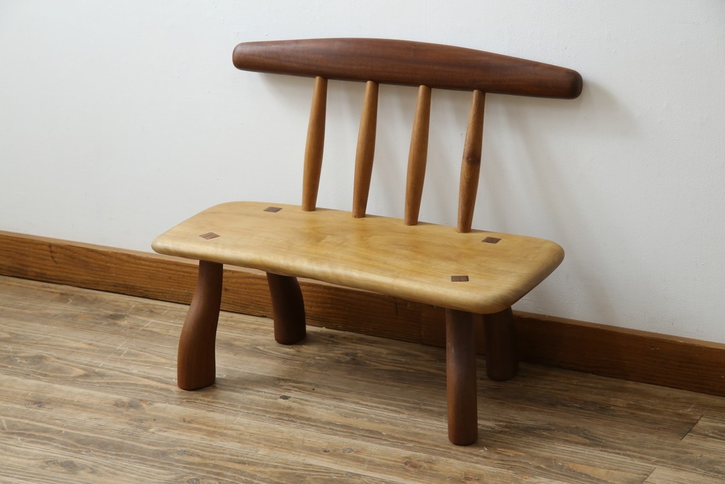 中古　希少!!　沖縄　流線木工　工房 島変木(とうへんぼく)　屋宜政廣(やぎまさひろ)作　赤木材使用　温かみ感じる丸みを帯びた小供用ベンチ　定価約7万円　(R-082485)