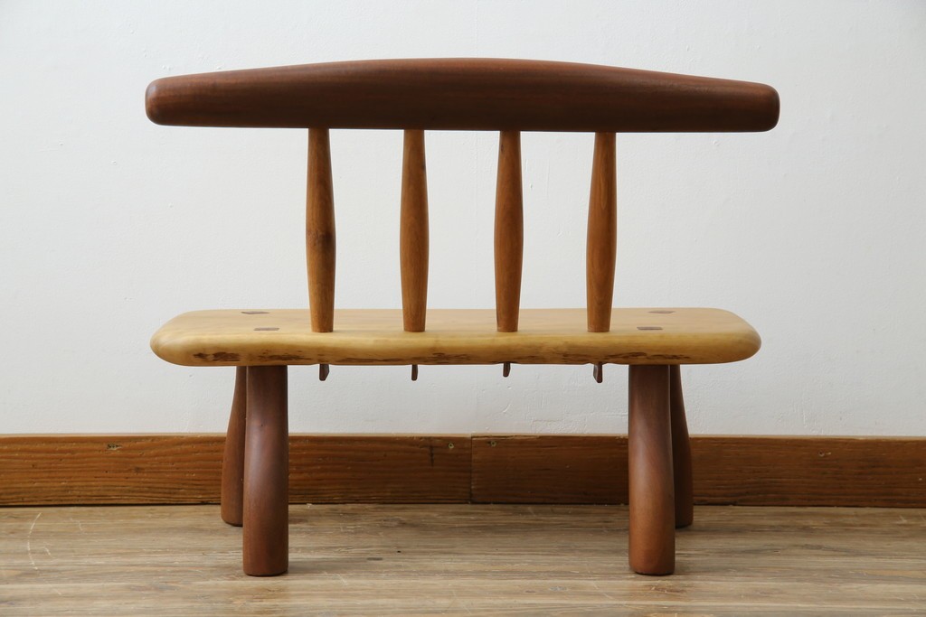 中古　希少!!　沖縄　流線木工　工房 島変木(とうへんぼく)　屋宜政廣(やぎまさひろ)作　赤木材使用　温かみ感じる丸みを帯びた小供用ベンチ　定価約7万円　(R-082485)