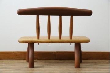 中古　希少!!　沖縄　流線木工　工房 島変木(とうへんぼく)　屋宜政廣(やぎまさひろ)作　赤木材使用　温かみ感じる丸みを帯びた小供用ベンチ　定価約7万円　(R-082485)