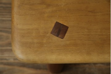 中古　希少!!　沖縄　流線木工　工房 島変木(とうへんぼく)　屋宜政廣(やぎまさひろ)作　赤木材使用　温かみ感じる丸みを帯びた小供用ベンチ　定価約7万円　(R-082485)