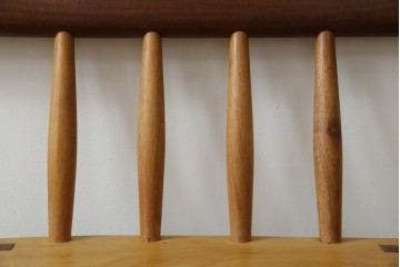 中古　希少!!　沖縄　流線木工　工房 島変木(とうへんぼく)　屋宜政廣(やぎまさひろ)作　赤木材使用　温かみ感じる丸みを帯びた小供用ベンチ　定価約7万円　(R-082485)