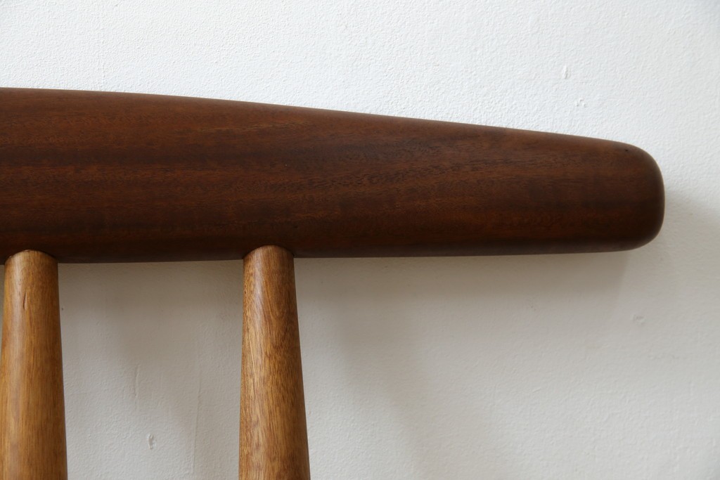 中古　希少!!　沖縄　流線木工　工房 島変木(とうへんぼく)　屋宜政廣(やぎまさひろ)作　赤木材使用　温かみ感じる丸みを帯びた小供用ベンチ　定価約7万円　(R-082485)