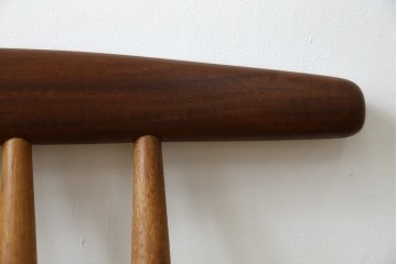 中古　希少!!　沖縄　流線木工　工房 島変木(とうへんぼく)　屋宜政廣(やぎまさひろ)作　赤木材使用　温かみ感じる丸みを帯びた小供用ベンチ　定価約7万円　(R-082485)