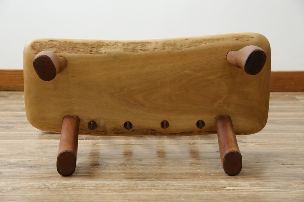 中古　希少!!　沖縄　流線木工　工房 島変木(とうへんぼく)　屋宜政廣(やぎまさひろ)作　赤木材使用　温かみ感じる丸みを帯びた小供用ベンチ　定価約7万円　(R-082485)